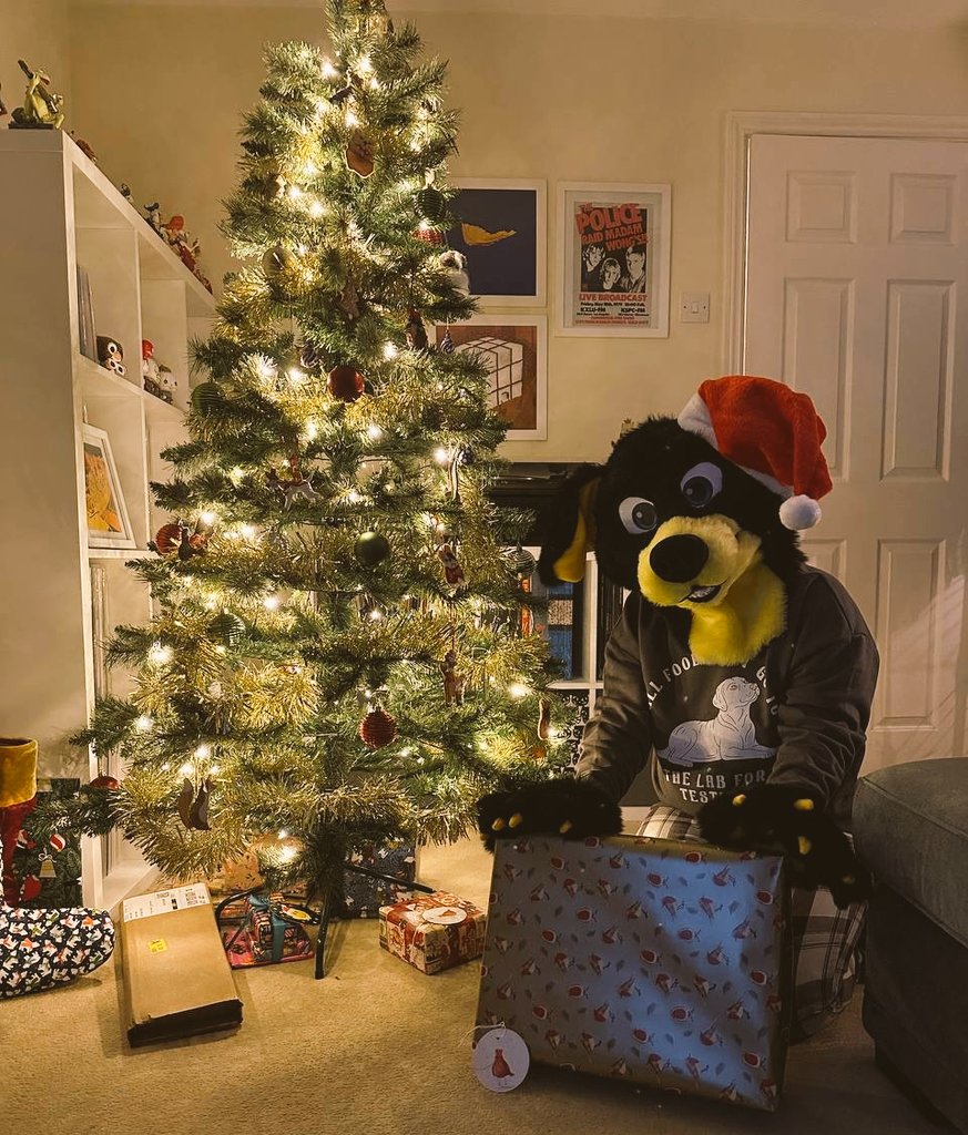 HaydoLab's tweet image. Merry Christmas all! 🎅🎁

(Hoping this box contains a LOT of jaffa cakes)

Looking forward to tomorrow with alllll of the food 🦃🍫