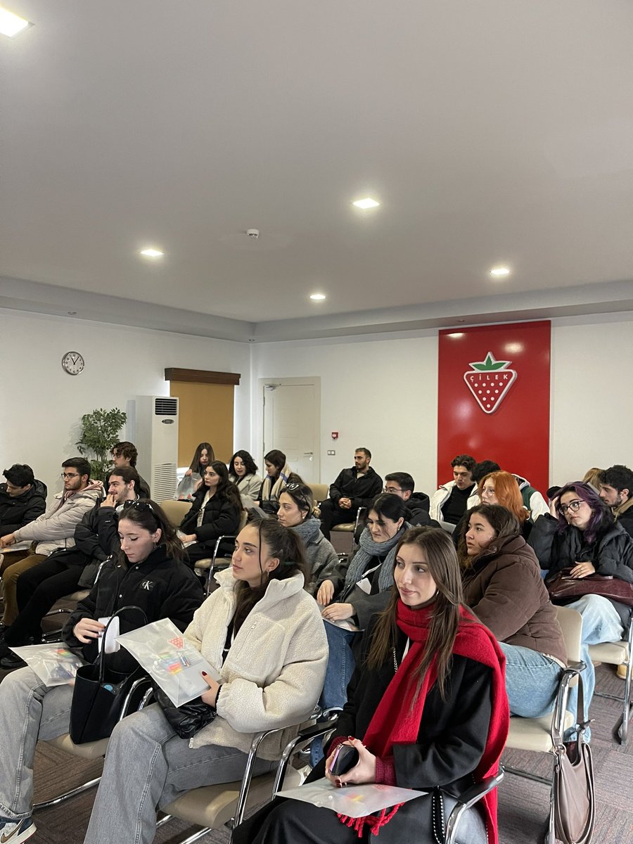 uludaguatt's tweet photo. Çilek Mobilya’nın teknik gezisinde,üretim sürecinin incelenmesi ve yenilikçi tasarımlara dair bilgi edinme fırsatı bulduk.Hem kaliteyi hem de verimliliği arttıran yöntemler dikkat çekti. #çilekmobilya https://t.co/bc5X58plU6