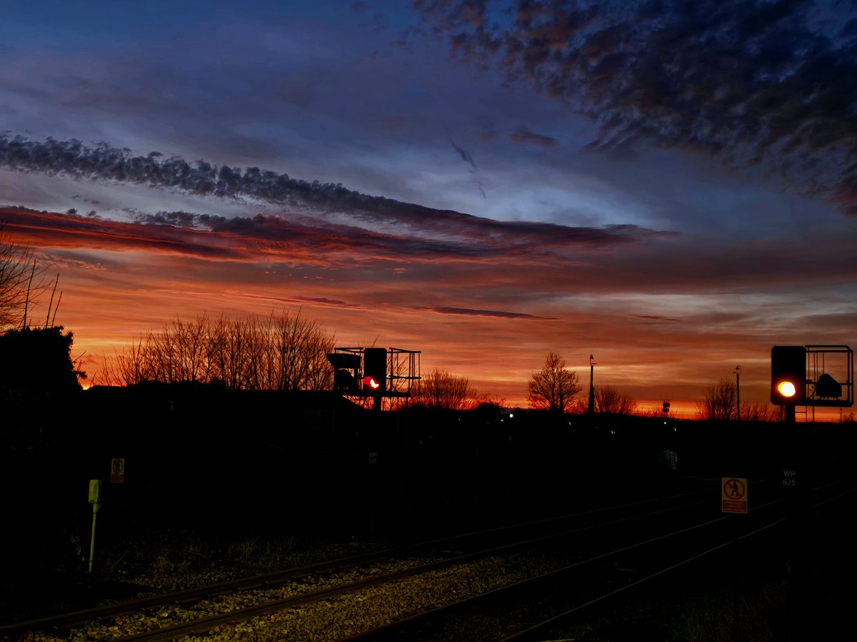 adam_lx's tweet photo. Wrapped up Christmas Eve with a stunning sunset at Worksop Railway Station. It was a peaceful moment to reflect and end the day! ✨️🎄 #christmaseve #sunsetmagic #holidayvibes #worksoprailway #worksopstation @networkrail @northernassist @EastMidRailway @RAIL https://t.co/OUChHYkdms
