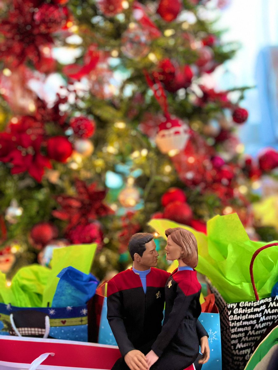 jemabean1's tweet photo. JC on the Tree Day 11: Santa Baby ❤️
Chakotay: you’re the BEST present under the tree Kathryn 🥰
Kathryn: 😊😍🥰😘❤️
#JContheTree #Janeway #Chakotay #StarTrekVoyager #AllIWantForChristmasIsJC https://t.co/pd3JS6Z4gx
