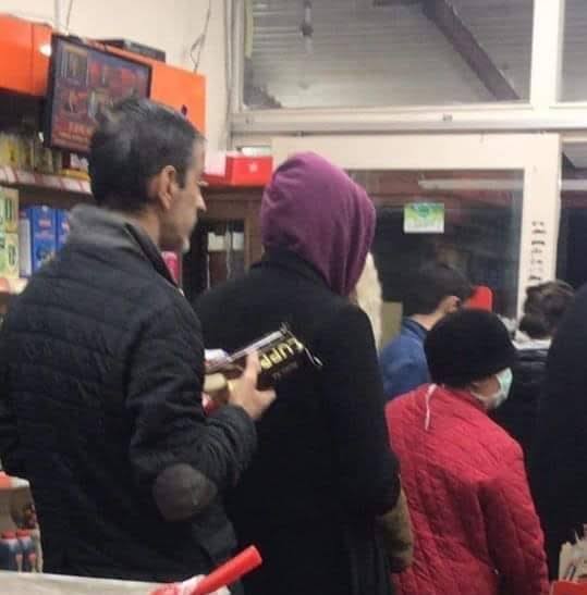 HaciGs01's tweet photo. Asgari ücrete yüzde 30 zam geldi. Asgari ücret 22bin 104 TL oldu. Ağam bize sadaka vermiş. Ne de olsa çok büyük para bozdur bozdur harca. Marketler boşalmadan ben LUPPO almaya gidiyorum. 
LUPPO al yeni yılı evinde gir. #hükümetistifa https://t.co/4kzhSUSXvM