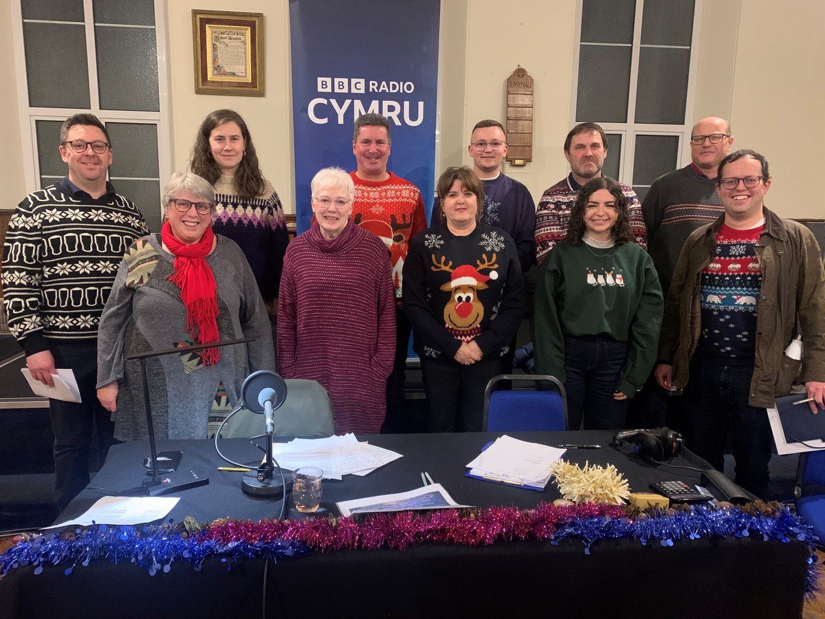 Radio Cymru (@bbcradiocymru) on Twitter photo 🎄Os ydach chi awydd awr o farddoniaeth Nadoligaidd yng nghwmni'r Asynnod a'r Camelod, cofiwch am Y Talwrn Nadolig👇
<a href="/anoracyracen/">Iwan Rhys</a> <a href="/llyrgwyn/">Llŷr Gwyn Lewis</a> <a href="/trydarbarddas/">Barddas</a>
📻 Yfory 14:00 ac ar <a href="/BBCSounds/">BBC Sounds</a>
bbc.in/4gtZ29Z 🎄Os ydach chi awydd awr o farddoniaeth Nadoligaidd yng nghwmni'r Asynnod a'r Camelod, cofiwch am Y Talwrn Nadolig👇
<a href="/anoracyracen/">Iwan Rhys</a> <a href="/llyrgwyn/">Llŷr Gwyn Lewis</a> <a href="/trydarbarddas/">Barddas</a>
📻 Yfory 14:00 ac ar <a href="/BBCSounds/">BBC Sounds</a>
bbc.in/4gtZ29Z