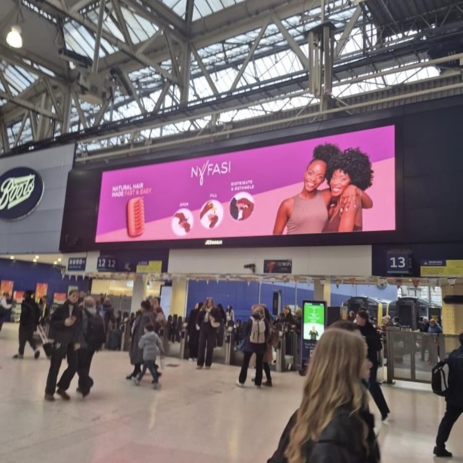 Nyfasi_UK's tweet photo. 🇬🇧Keep your eyes peeled 👀! Nyfasi is taking over the streets 🤩🤩 Spot our lovely billboards in your city and send in your snaps of it🥰 

🇫🇷 Restez attentifs 👀! Nyfasi envahit les rues 🤩🤩 

#NyfasiTakeover #Tanglefree #haircare https://t.co/T3rEKzlcVK