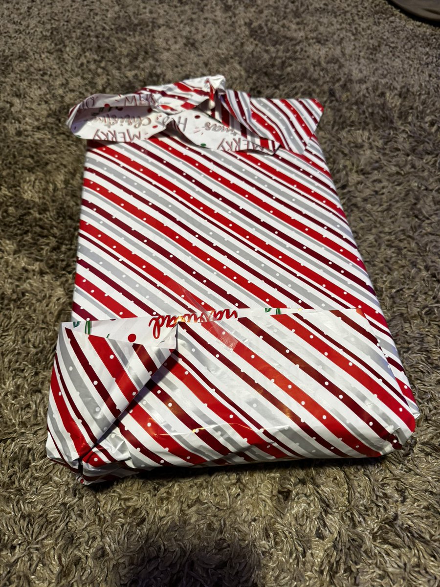 CaseyFronk's tweet photo. 10 min crash out trying to wrap this shit. Idc anymore https://t.co/l9lF2p8riU