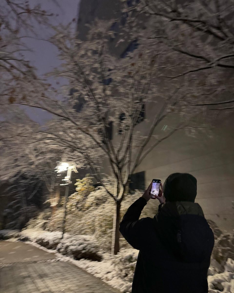 byunyeohan's tweet photo. 복자와7번째 첫눈🤎 https://t.co/jemWWKC65Q