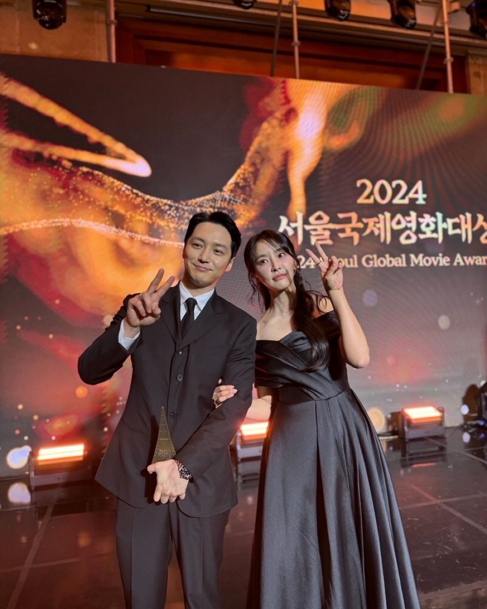 byunyeohan's tweet photo. 서울국제영화대상🎬 모두 축하드립니다🎬 김성철대표님 김세휘 감독님 신혜선 이엘 누나 콘테츠지오 류지은팀장님 이원재 이사님 cgv 조진호상무님 🖤영화 그녀가 죽었다🎬 https://t.co/514f0HZTxv