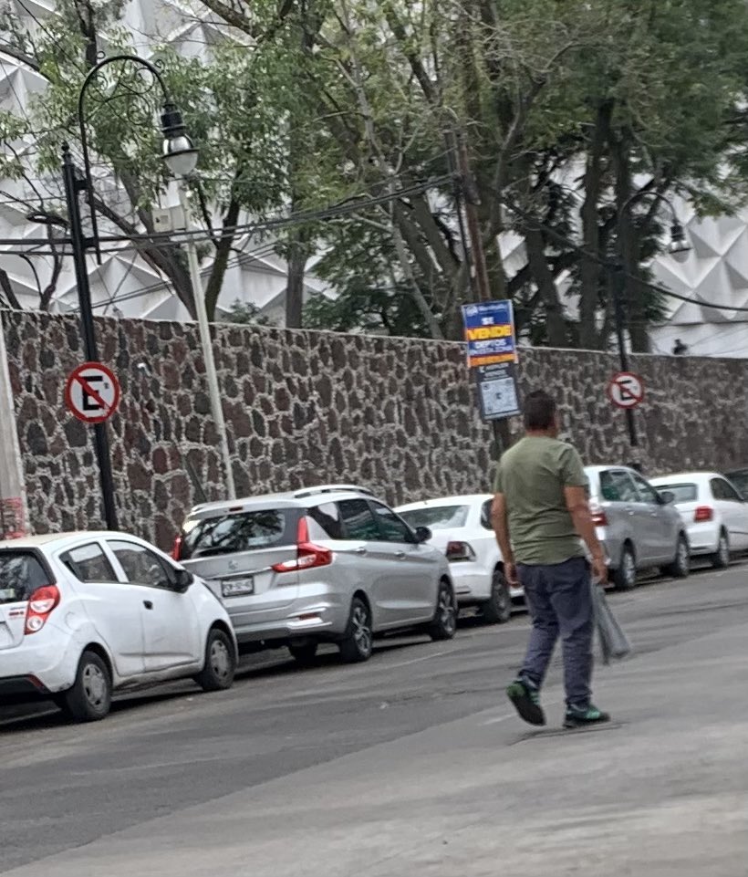 BLACKGATE75's tweet photo. Ojo en la calle de atrás de Mitika el viene viene está pidiendo 40 pesos para estacionarte en un lugar prohibido porque tiene que darles mordida a los polis de @SSC_CDMX @ClaraBrugadaM @BJAlcaldia @UCS_GCDMX https://t.co/sbT8pOU8Tg