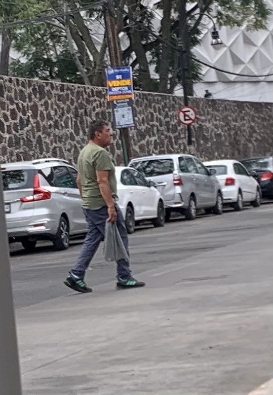 BLACKGATE75's tweet photo. Ojo en la calle de atrás de Mitika el viene viene está pidiendo 40 pesos para estacionarte en un lugar prohibido porque tiene que darles mordida a los polis de @SSC_CDMX @ClaraBrugadaM @BJAlcaldia @UCS_GCDMX https://t.co/sbT8pOU8Tg