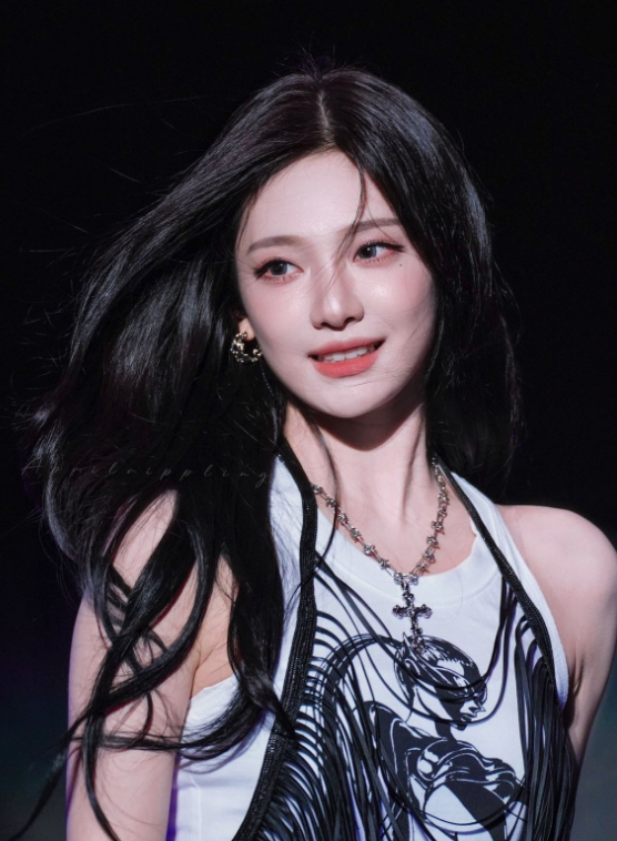AboutMusicYT's tweet photo. Ningning of aespa thanks a fan who paid anonymously for her dinner:

"To the fan who paid for my meal at the restaurant without saying a word, thank you so much. I enjoyed the food! If there's a chance in this lifetime, I'll treat you to a meal. (I feel sorry because I ate so much, it must've cost a lot)"