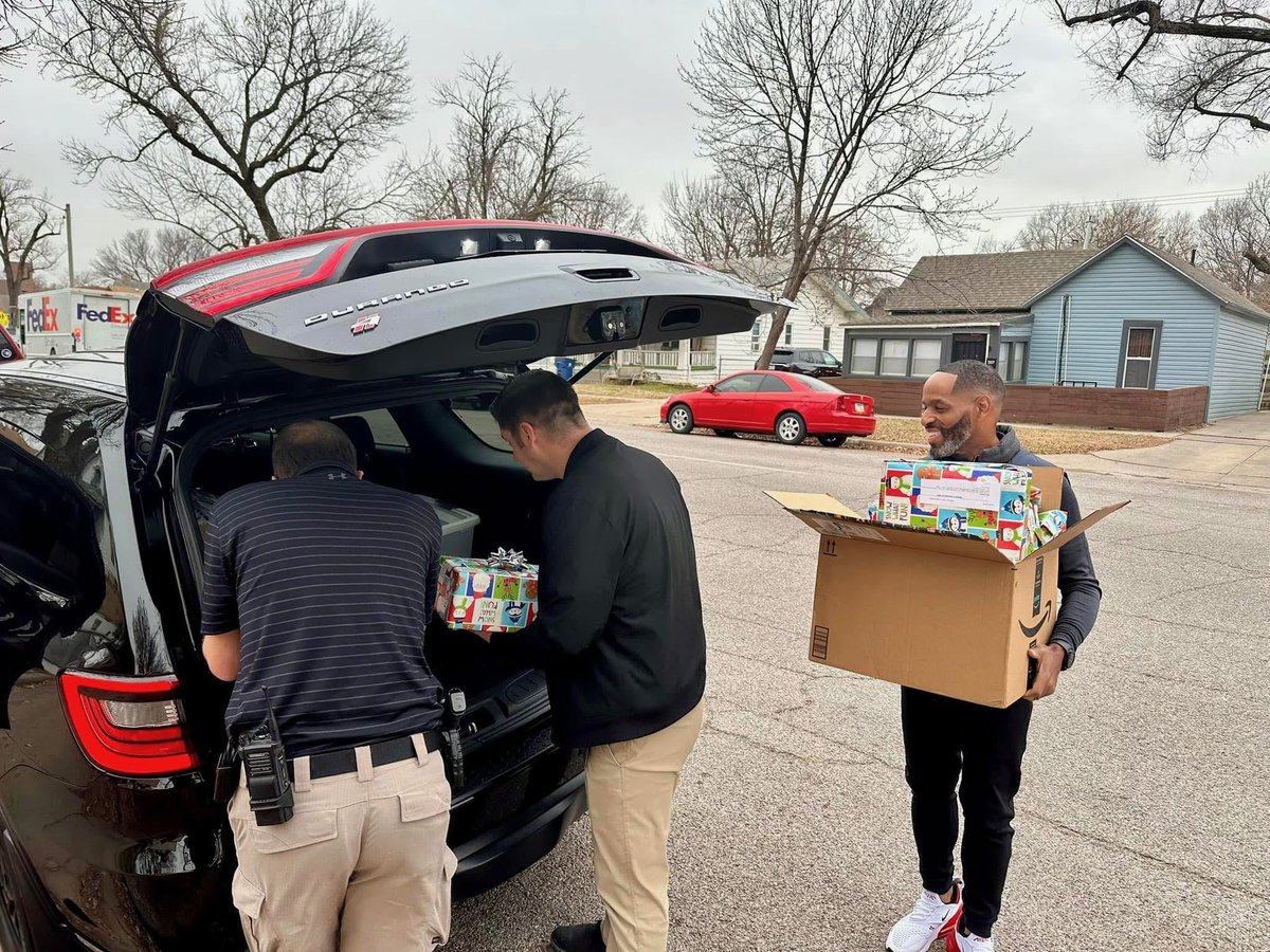 RealAndrewDFord's tweet photo. There is no greater joy than helping a family in need and witnessing the happiness in their eyes. Whether through a small gift, a warm meal, or simply lending a helping hand, giving back from the heart can create lasting memories for those who need it most. ❤️ https://t.co/fOUoiW89OP