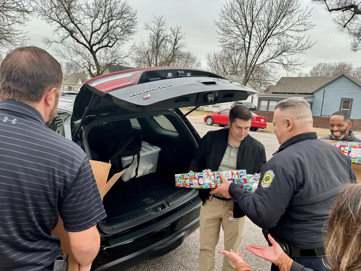 RealAndrewDFord's tweet photo. There is no greater joy than helping a family in need and witnessing the happiness in their eyes. Whether through a small gift, a warm meal, or simply lending a helping hand, giving back from the heart can create lasting memories for those who need it most. ❤️ https://t.co/fOUoiW89OP