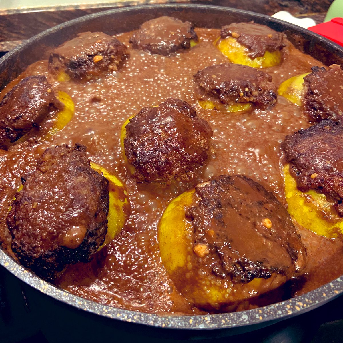 Les pomes de relleno són unes postres típiques de l'Empordà, la Selva i la Costa de Llevant, d'origen medieval, elaborades amb poma i farcides de carn. Acompanyades amb una picada d’ametlla i xocolata, a Arenys és tradició menjar-ne per postres del dia de Nadal. Per tirar avall…