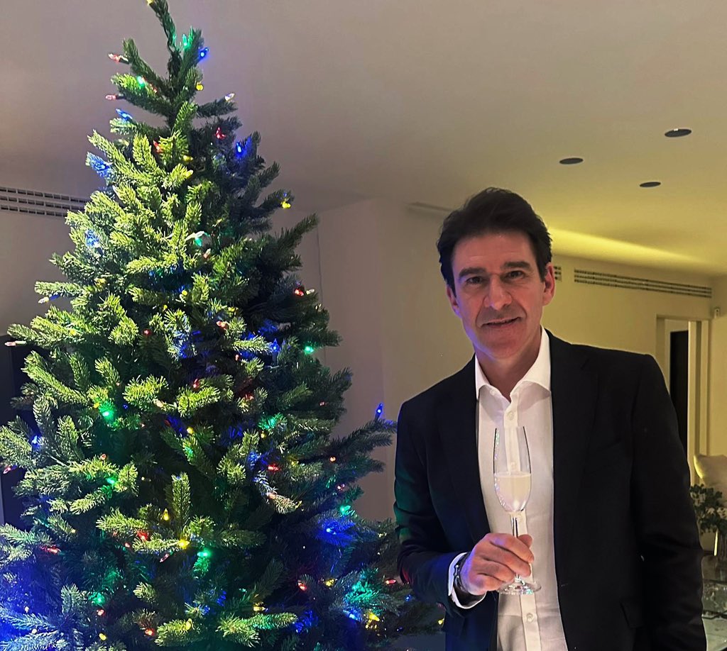 Wishing you all a very Merry Christmas! I hope that 2025 is a brilliant year for you! Here's to good health, much joy and a lot of football, of course. 🥂 ✨
