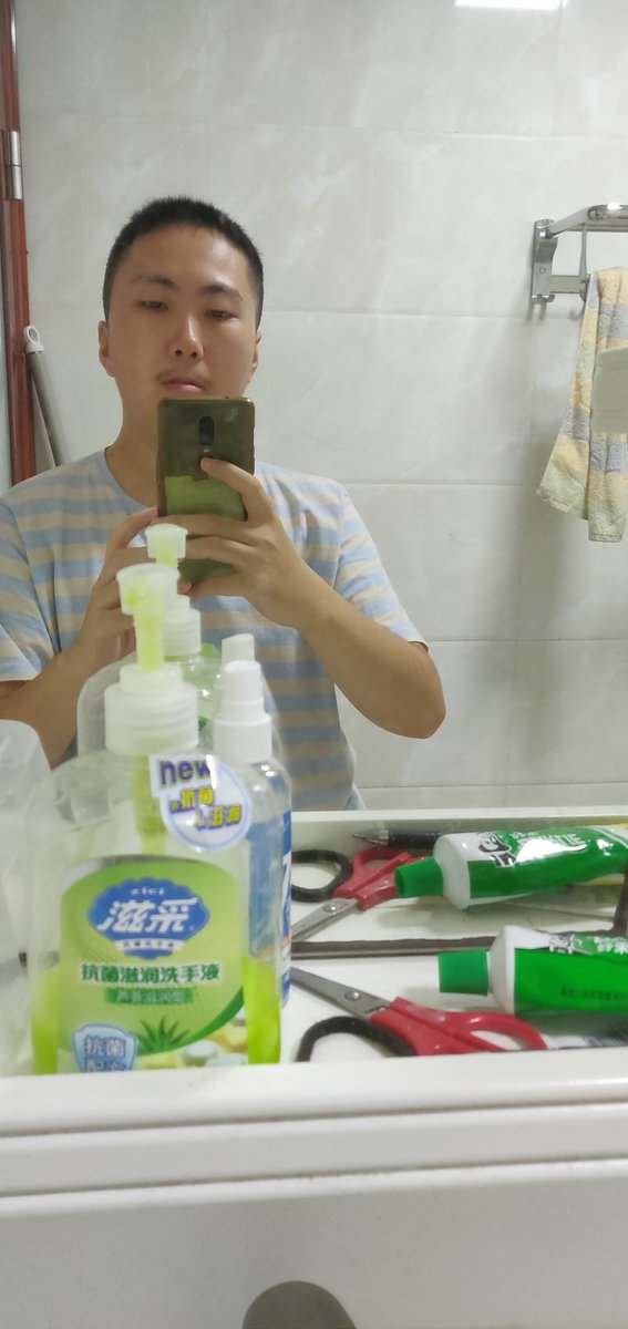 Rickyleerose's tweet photo. 本人自拍😂 https://t.co/EOWRjbeQoX