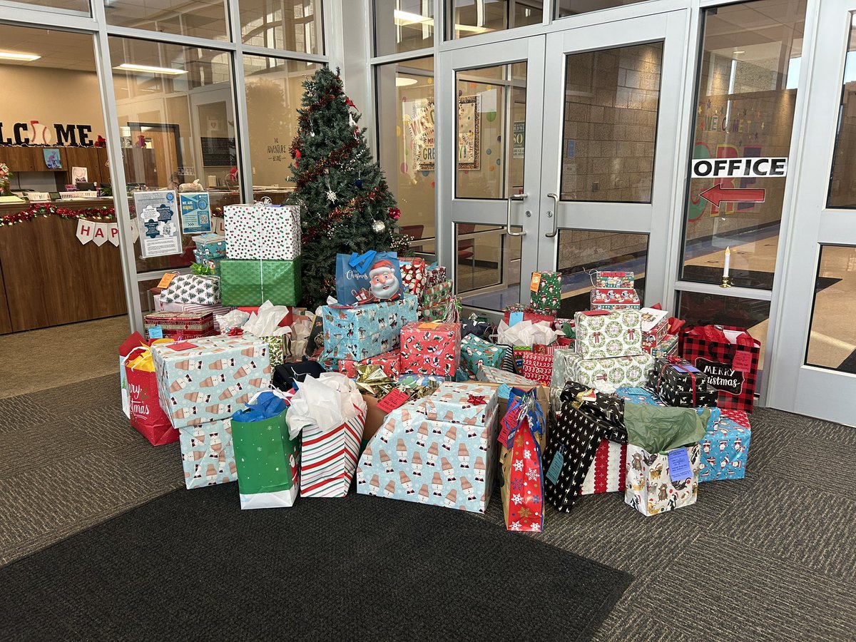 MrsWies's tweet photo. Our Giving Tree was able to support several families this year!  Thank you to those who supported our Cedar Community! https://t.co/6Ax3OtEwXP