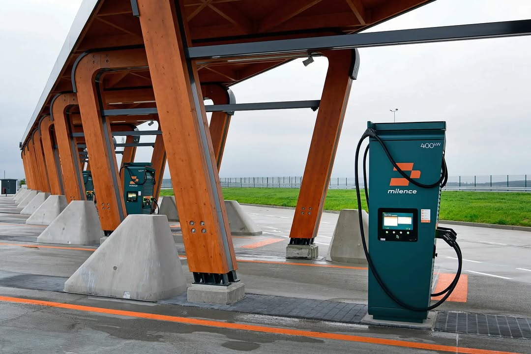 blogmdt's tweet photo. Será esse o futuro? Europeus investem em postos de alimentação para veículos elétricos ⛽🔋
#elétrico #veiculoseletricos #Electric https://t.co/hdCTWaxa8S
