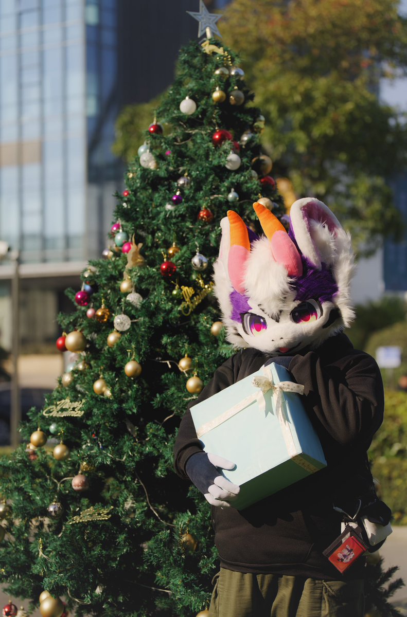 世界上哪有圣诞老人🧑‍🎄、礼物都来自爱你的人！ #FursuitEveryday