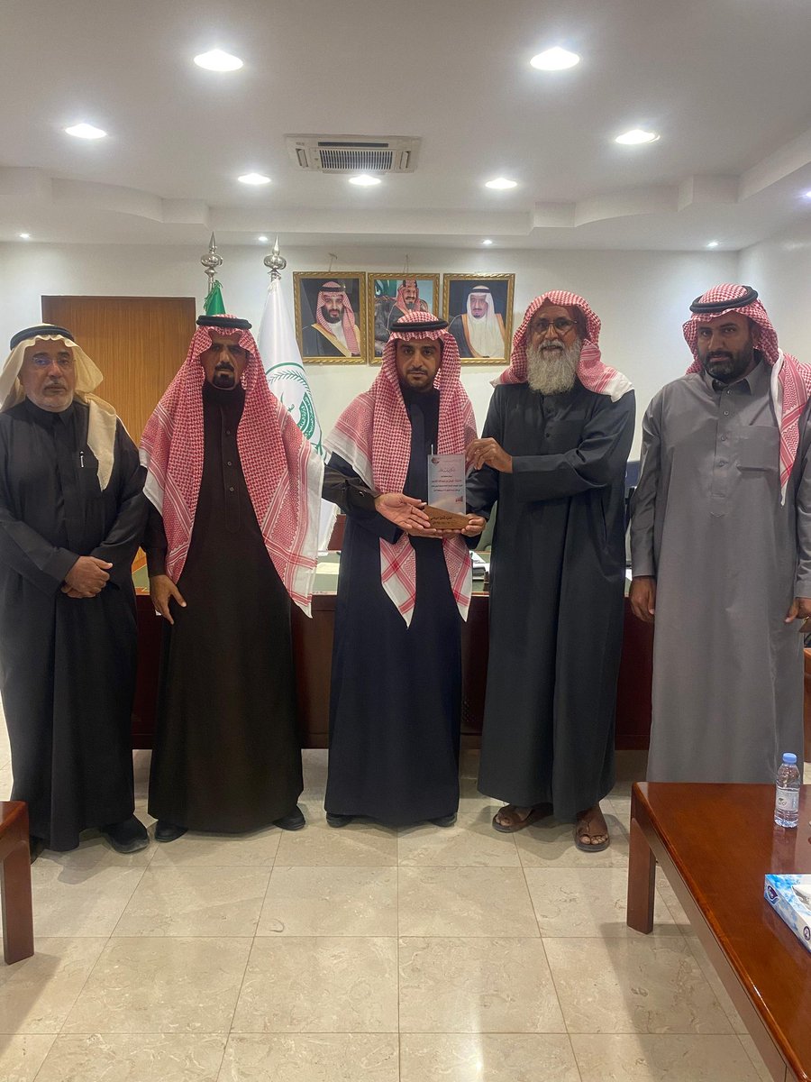 MHumaidhi's tweet photo. استقبل سعادة #محافظ_ثادق
الأستاذ فيصل بن عبدالله القاسم، صباح اليوم، مدير متنزه ثادق الوطني، الأستاذ عبدالله بن إبراهيم العيسى، بحضور سعادة وكيل المحافظة، الأستاذ سعود بن معجب العجالين، وبرفقة الدكتور حمد السويلم. وأشاد المحافظ خلال اللقاء بالأعمال المنجزة في المتنزه، مشيداً بالجهود المبذولة لتطويره وتحسين الخدمات المقدمة للزوار ، وفي ختام الزيارة قدم الاستاذ عبدالله العيسى درعاً تذكارياً شكر وتقدير لسعادة المحافظ وتثمين لرعايته موسم التشجير ٢٠٢٤ بمحافظة ثادق .