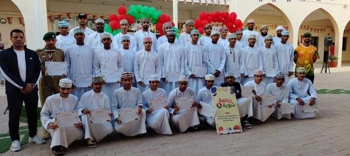 edugovsbt3501's tweet photo. تكريم اللجان المشاركة في إدارة الفعاليات والبرامج من الهيئة التعليمية والطلبة في فعالية برنامج اليوم الرياضي (شوية رياضة) تحت رعاية الفاضل المهندس/خليفة اليحمدي عضو مجلس أولياء الأمور بالمدرسة وبحضور عدد من أعضاء المجلس،الشكر والتقدير لجهود لجنة الأنشطة الرياضية بالمدرسة... https://t.co/gC2D7jPUlh