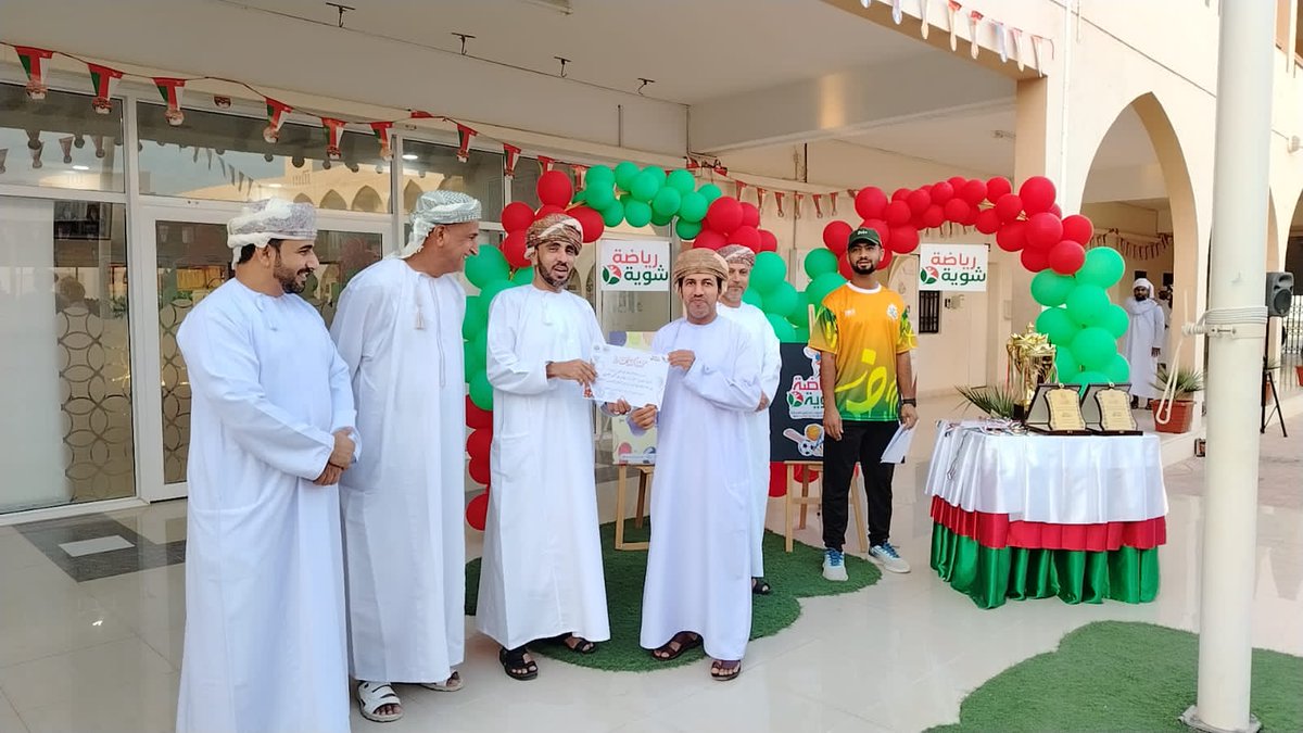 edugovsbt3501's tweet photo. تكريم اللجان المشاركة في إدارة الفعاليات والبرامج من الهيئة التعليمية والطلبة في فعالية برنامج اليوم الرياضي (شوية رياضة) تحت رعاية الفاضل المهندس/خليفة اليحمدي عضو مجلس أولياء الأمور بالمدرسة وبحضور عدد من أعضاء المجلس،الشكر والتقدير لجهود لجنة الأنشطة الرياضية بالمدرسة... https://t.co/gC2D7jPUlh