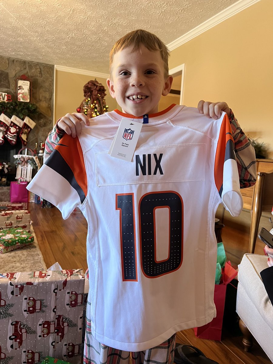 cjburns19's tweet photo. Just a kid from Alabama loving his @BoNix10 @Broncos jersey! https://t.co/uIIdHvsUvs