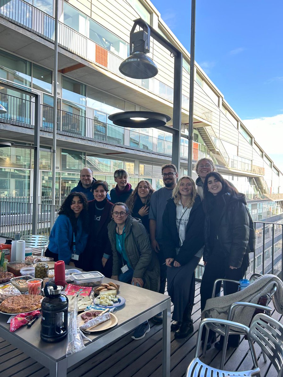 Merry Christmas from the Sdelci Lab!

Follow us <a href="/sdelcilab/">SdelciLab</a>.bsky.social where you will soon find our last preprint of the year... lots of FUCCI colors 🎄-style and metabolic enzymes on chromatin during cell cycle progression COMING SOON💥