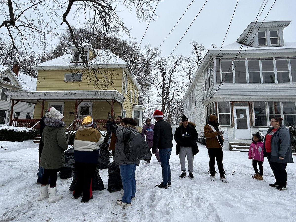 🎅🎄 Caught up with great friends Will, Rivas, Robert Dobbs, the Schenectady Police, and so many dedicated community members at Bellevue Park this morning—as they traveled through Schenectady for the annual Random Santa Drop-Offs! 🎁✨

This amazing tradition spreads joy,