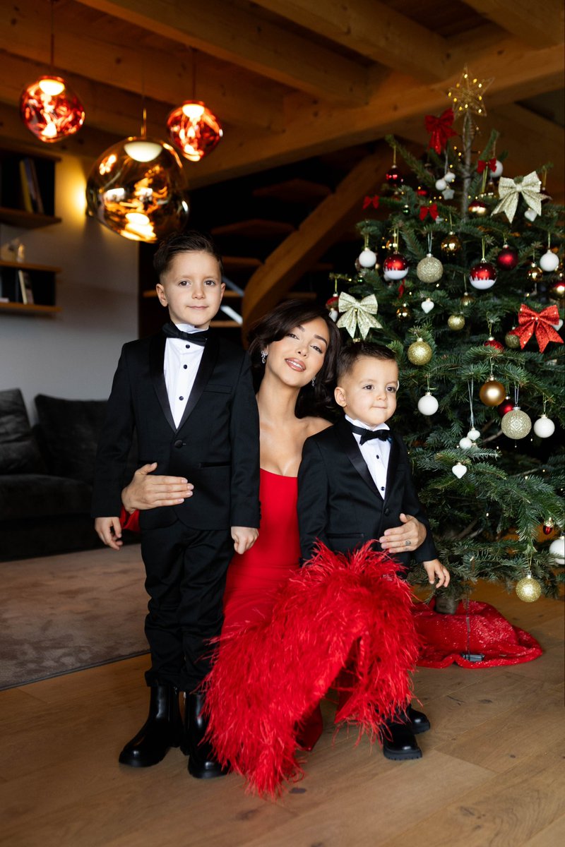 Nabilla's tweet photo. Merry Christmas to everyone 🎄❤️🎁✨ https://t.co/IXMLBAhkNU