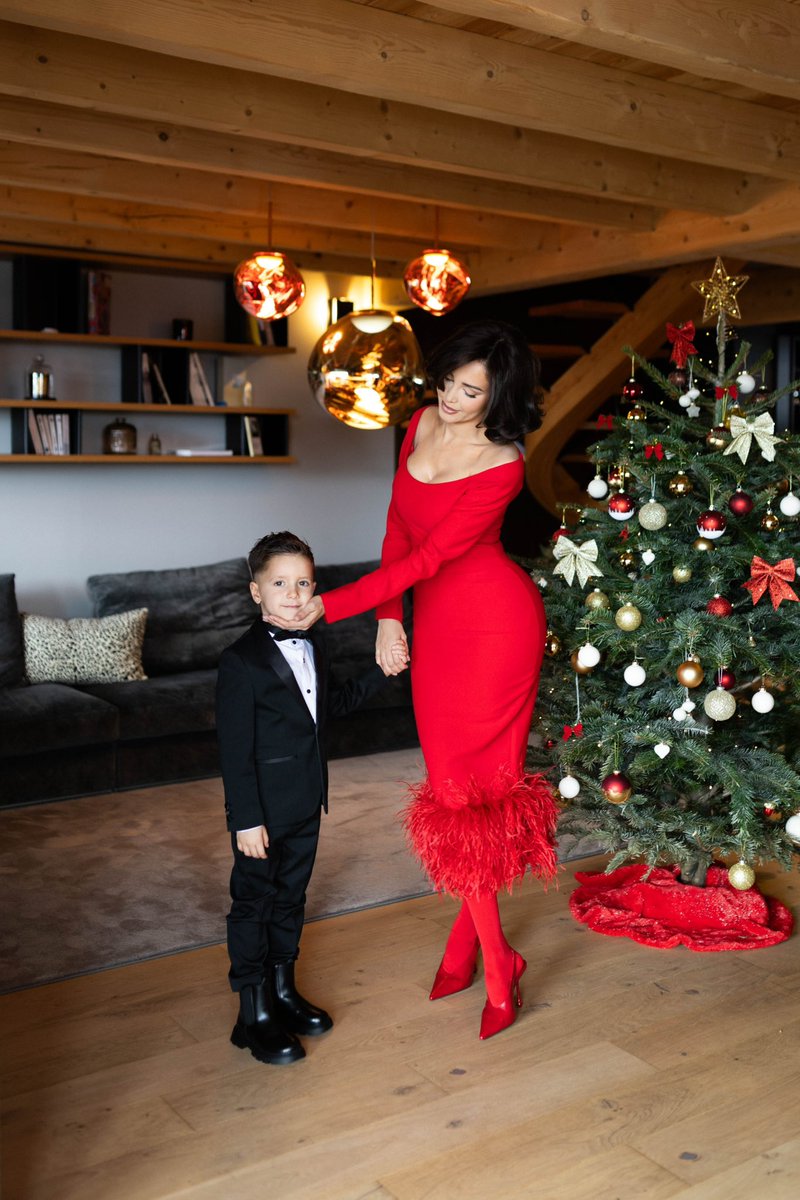 Nabilla's tweet photo. Merry Christmas to everyone 🎄❤️🎁✨ https://t.co/IXMLBAhkNU