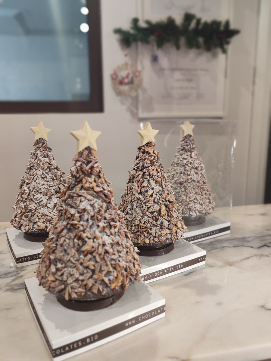 Un árbol que no necesita luces para brillar.
Base crujiente de chocolate negro y almendras caramelizadas, un relleno suave de ganache de pistacho, pistachos crujientes y chocolate con leche. Encuéntralo en nuestra tienda y haz que este árbol sea el centro de tus celebraciones.