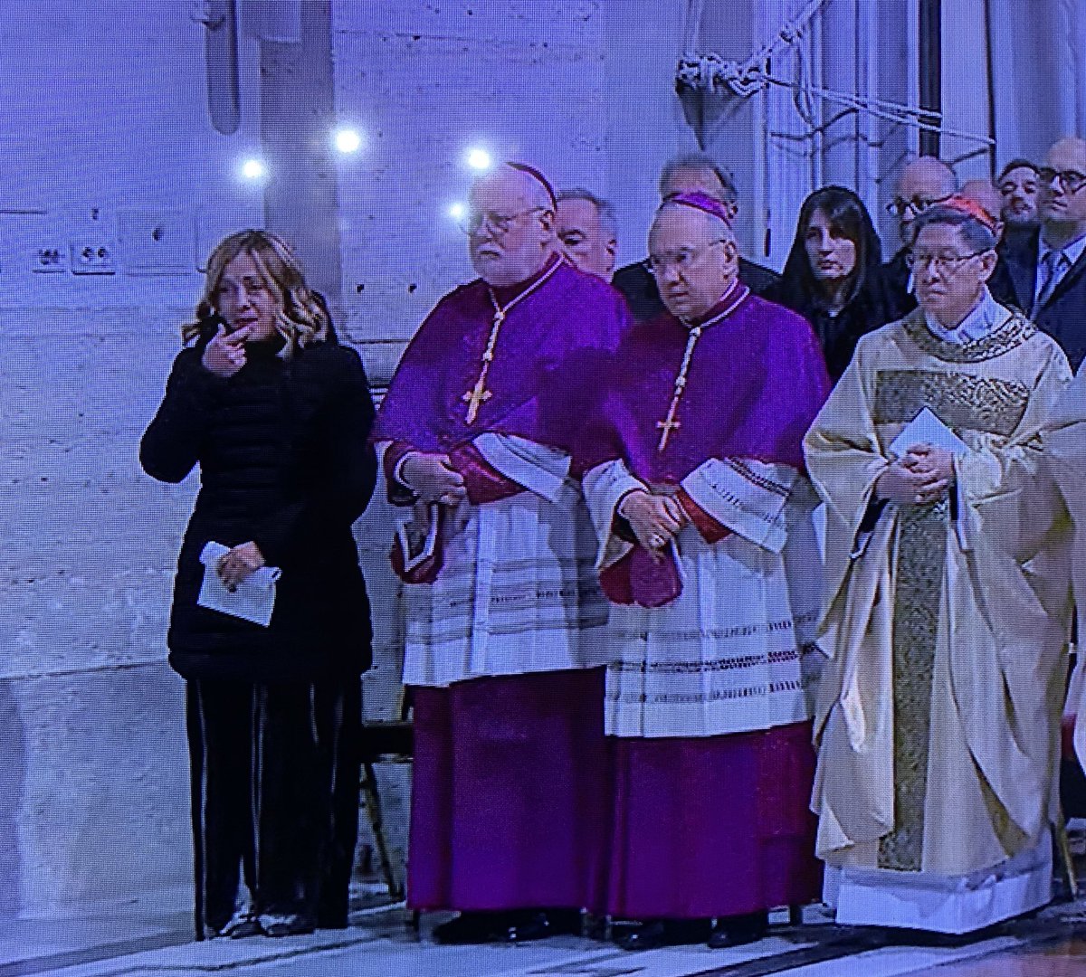 Paulla1968's tweet photo. Quando devi farti perdonare le balle che racconti a miglioni di italiani, ti schieri con la cupola e speri nell indulgenza … #MELONI_CHE_SQUALLORE #PortaSanta https://t.co/MDDBTAccPc