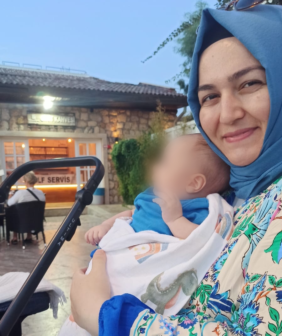 Sevinç Özarslan (@sevincozarslan) on Twitter photo KHK'lı İngilizce öğrt. Sema Gökkan, 4 aylık oğlu Uras ile birlikte 30 Kasım'dan bu yana Edirne’de tutuklu. Kanuna rağmen bir bebeğin hapiste olmasına vicdanınız razı oluyorsa insanız demeyin.
Cezaevinde 5AylıkBebekVar <a href="/adalet_bakanlik/">T.C. Adalet Bakanlığı</a> KHK'lı İngilizce öğrt. Sema Gökkan, 4 aylık oğlu Uras ile birlikte 30 Kasım'dan bu yana Edirne’de tutuklu. Kanuna rağmen bir bebeğin hapiste olmasına vicdanınız razı oluyorsa insanız demeyin.
Cezaevinde 5AylıkBebekVar <a href="/adalet_bakanlik/">T.C. Adalet Bakanlığı</a>