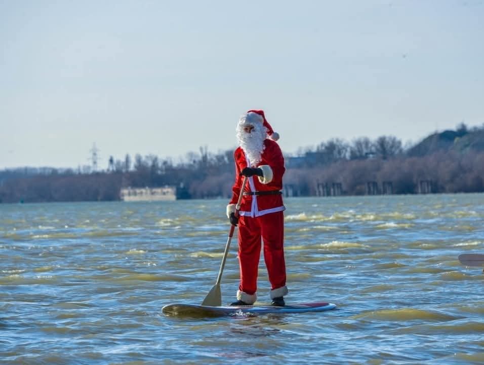 Travel_2Romania's tweet photo. La Galați, Moș Crăciun vine pe Dunăre !🎅⛵🎄❤️🛶🥳
#Christmas2024 #Galați #România
#TraveltoRomânia
https://t.co/vgrpepyjry https://t.co/IVl43o5QwR