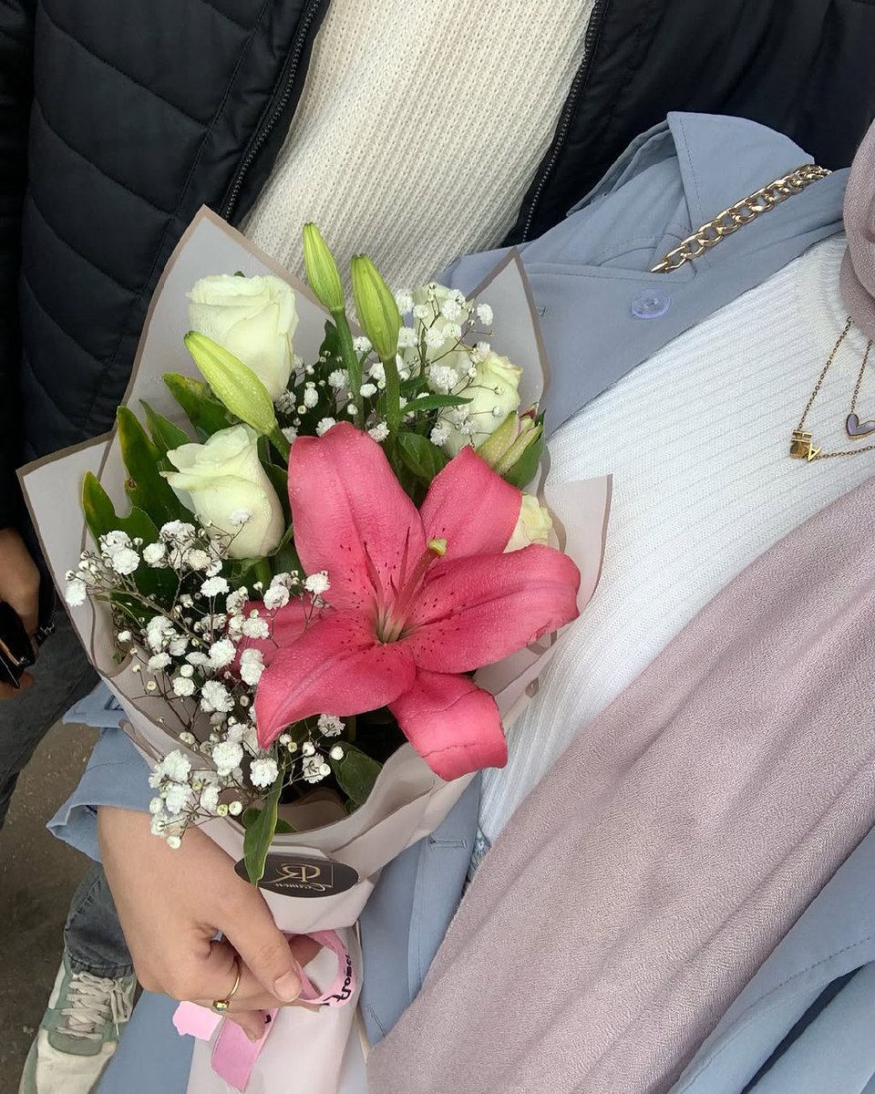 يلتقيان ويحب كلاهما الآخر..
فهي حينئذٍ قويَّةٌ بعد ضعف..
وهو ضعيفٌ بعد قوَّة..
وهما حينئذٍ ضعيفان كلٌّ منهما مع حبيبه، قويَّان كلٌّ منهما بالآخر.")🤍