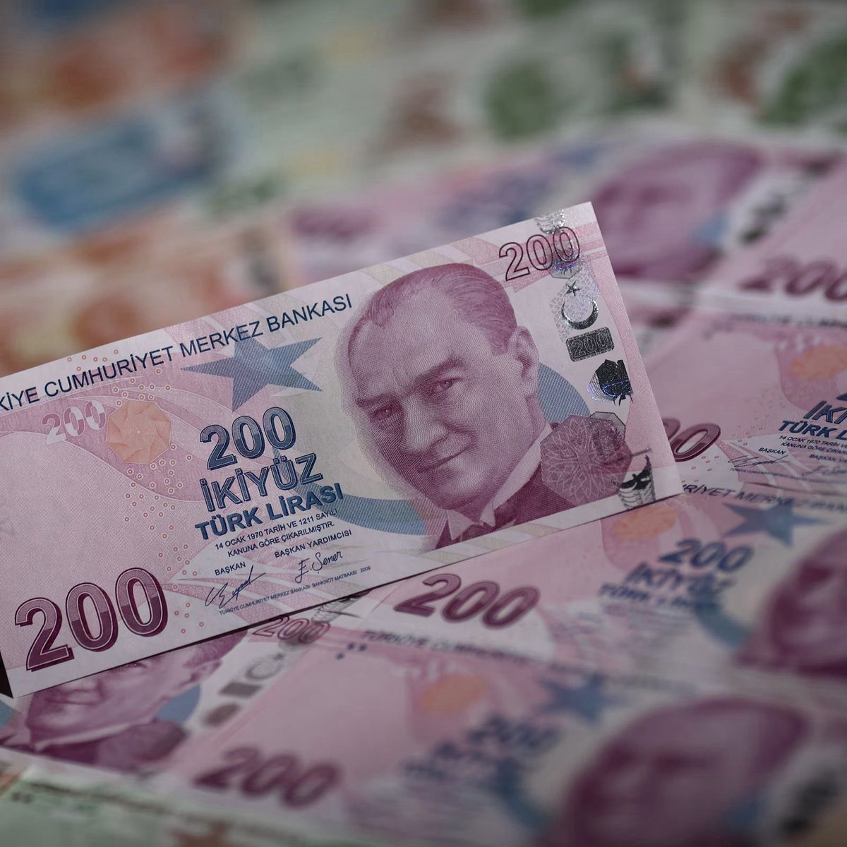 Özgür Özel:

“İşçilerin hakkını yiyenlere yazıklar olsun.”