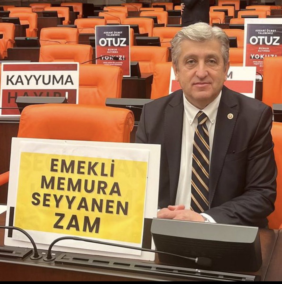 Yıllık enflasyon, % 47 oldu.
Faiz, hala % 50…
Kira artış oranı, yüzde 60’ı geçiyor.
Asgari ücret, yüzde 30 zam
#EmekliMemur %12 
Şaka diyeceğim ama gerçek bu maalesef 
#MemurEmeklisineAdalet istiyoruz.
Neden en fazla çalışıp emekliliğinde en az zammı biz alıyoruz..
<a href="/RTErdogan/">Recep Tayyip Erdoğan</a>