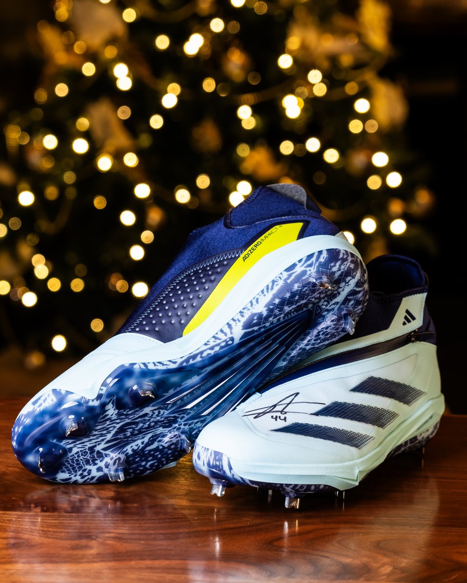 Mariners's tweet photo. 👟 DAY 11 👟

We’re giving away a pair of signed @JRODshow44 @adidasDugout cleats on Instagram! All you need to do is like + comment for a chance to win. Plus, don’t forget to enter our 12 Days of Giving grand prize ➡️ https://t.co/IPS0SgP6kE!

🔗 https://t.co/GvJJRheZta https://t.co/krs4HzzCuU
