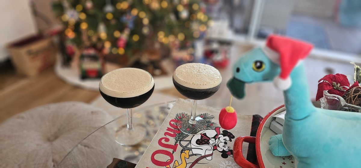 CassinoTom's tweet photo. Its #LiquidMagic disney Cold Brew martinis, nailed em' #santagertie agrees @WDWNT #MerryChristmas https://t.co/kjgQRIfdyM