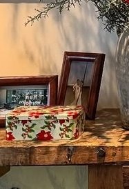 luvshelo's tweet photo. Kendall jenner having a picture of her and hailey in her living room is friendship goals😭 https://t.co/25gIrmWx2M