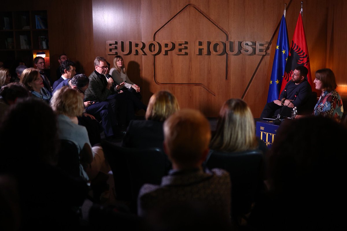 Irish author Catherine Prasifka joined us at the Festival of European Literature in Tirana 📚 to present her books and discuss with Albanian readers on how social media and the internet shape our lives, change the way we connect with each other, and impact how we see the world