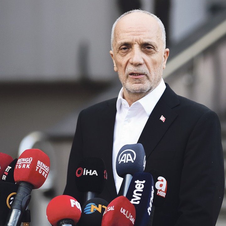 Bu adamın masada ki görevi nedir bilen varmı? Bu masada olmazsa işçi ne kaybedebilir mesela. Ergün Atalay işçi sınıfının sırtında kamburdur.