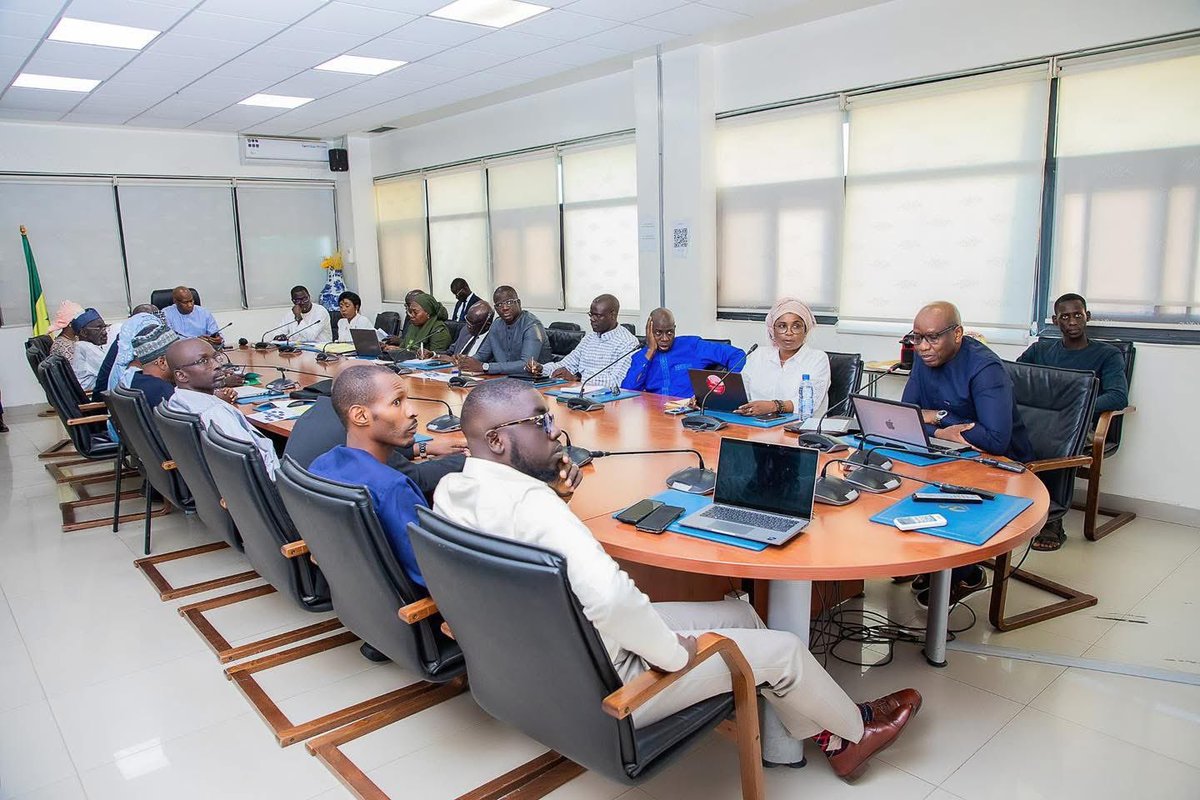 santegouv_sn's tweet photo. Le Ministre a souligné l'importance de la qualité des fournitures et a recommandé la création d’un comité pour définir les axes de collaboration.
#msas #aspem #collaboration https://t.co/igImcnFl7s