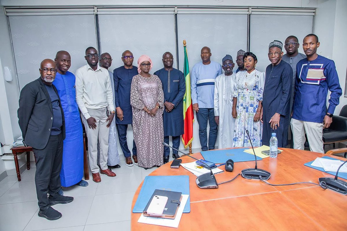santegouv_sn's tweet photo. Le Ministre a souligné l'importance de la qualité des fournitures et a recommandé la création d’un comité pour définir les axes de collaboration.
#msas #aspem #collaboration https://t.co/igImcnFl7s