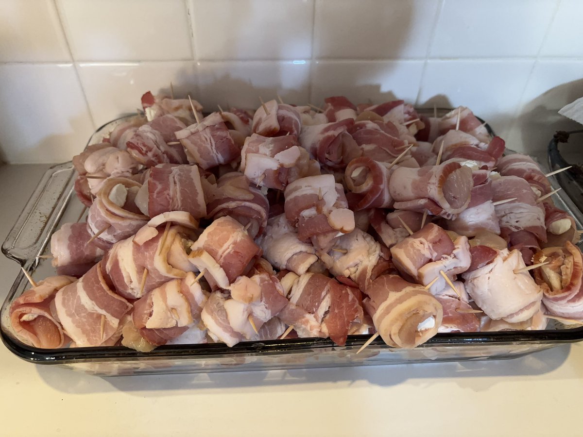 ShanPir's tweet photo. Y’all between #rowing 30 lbs and standing on my feet doing #bacon #chicken #wraps with #Philadelphia #creamcheese 😮💨… ya girl back is #hurting 😫. I had to bring out the #Shiatsu 😔. Not cooking much; just enough for the fam 🙏🏽. #jerkchicken #cornbreaddressing https://t.co/0cWbnB90xt