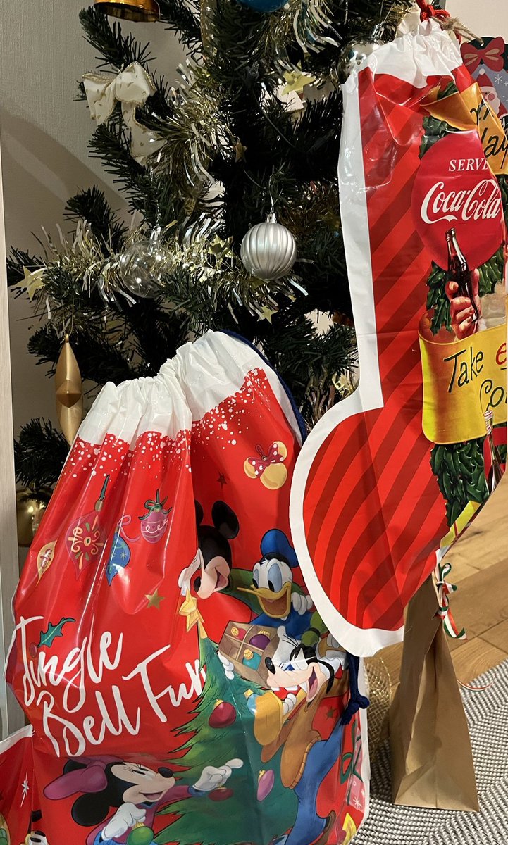 PON_libe's tweet image. おはようございます!
メリークリスマスです🎄✨
我が家は昨日、ひと足早くサンタ業もパーティーも終えたので今日は通常モードです♪
そして…
ありがたいことに今、かつてないほど副業でたくさんご依頼をいただいていて嬉しい悲鳴!!
こんな時こそ、1つずつ丁寧に対応させてもらいます💻✨