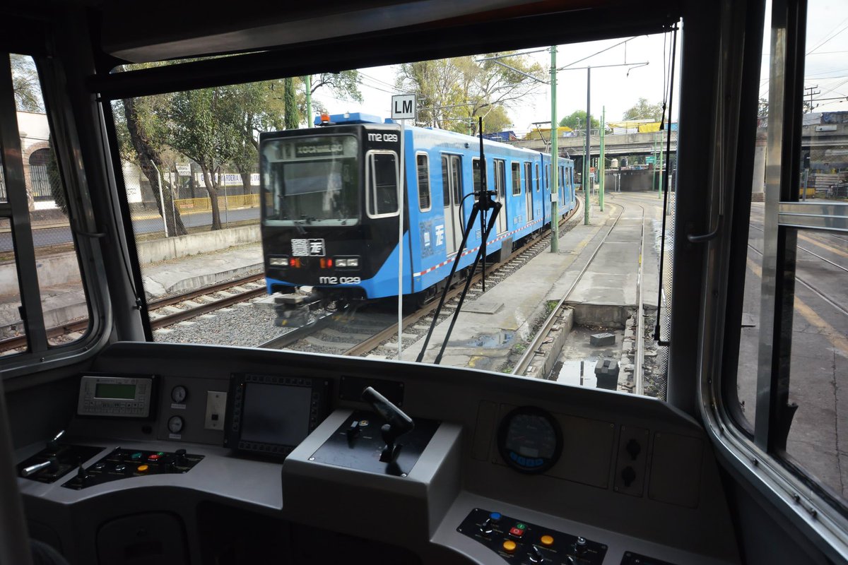 ClaraBrugadaM's tweet photo. ¡Amigas y amigos! Hoy reincorporamos tres unidades completamente rehabilitadas al servicio de la línea Tasqueña-Xochimilco del Tren Ligero, que atenderán las necesidades de transporte de 25 mil personas al día, que se sumarán a las 113 mil que se trasladan diariamente en las 18 unidades en operación, y reducirán de cinco a cuatro minutos los tiempos de espera.

Con Lucas, María y Lorenzo, nombres de los trenes en honor a tres pueblos originarios de Xochimilco, avanzamos con los compromisos en materia de movilidad sustentable, económica, moderna, eficiente, rápida y amigable con el medioambiente, porque el transporte público es una de las prioridades en nuestra #CapitalDeLaTransformación. ¡Y en 2025 adquiriremos nuevas unidades!