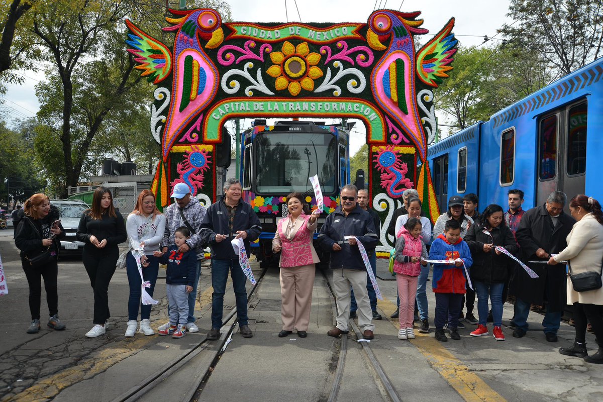 ClaraBrugadaM's tweet photo. ¡Amigas y amigos! Hoy reincorporamos tres unidades completamente rehabilitadas al servicio de la línea Tasqueña-Xochimilco del Tren Ligero, que atenderán las necesidades de transporte de 25 mil personas al día, que se sumarán a las 113 mil que se trasladan diariamente en las 18 unidades en operación, y reducirán de cinco a cuatro minutos los tiempos de espera.

Con Lucas, María y Lorenzo, nombres de los trenes en honor a tres pueblos originarios de Xochimilco, avanzamos con los compromisos en materia de movilidad sustentable, económica, moderna, eficiente, rápida y amigable con el medioambiente, porque el transporte público es una de las prioridades en nuestra #CapitalDeLaTransformación. ¡Y en 2025 adquiriremos nuevas unidades!