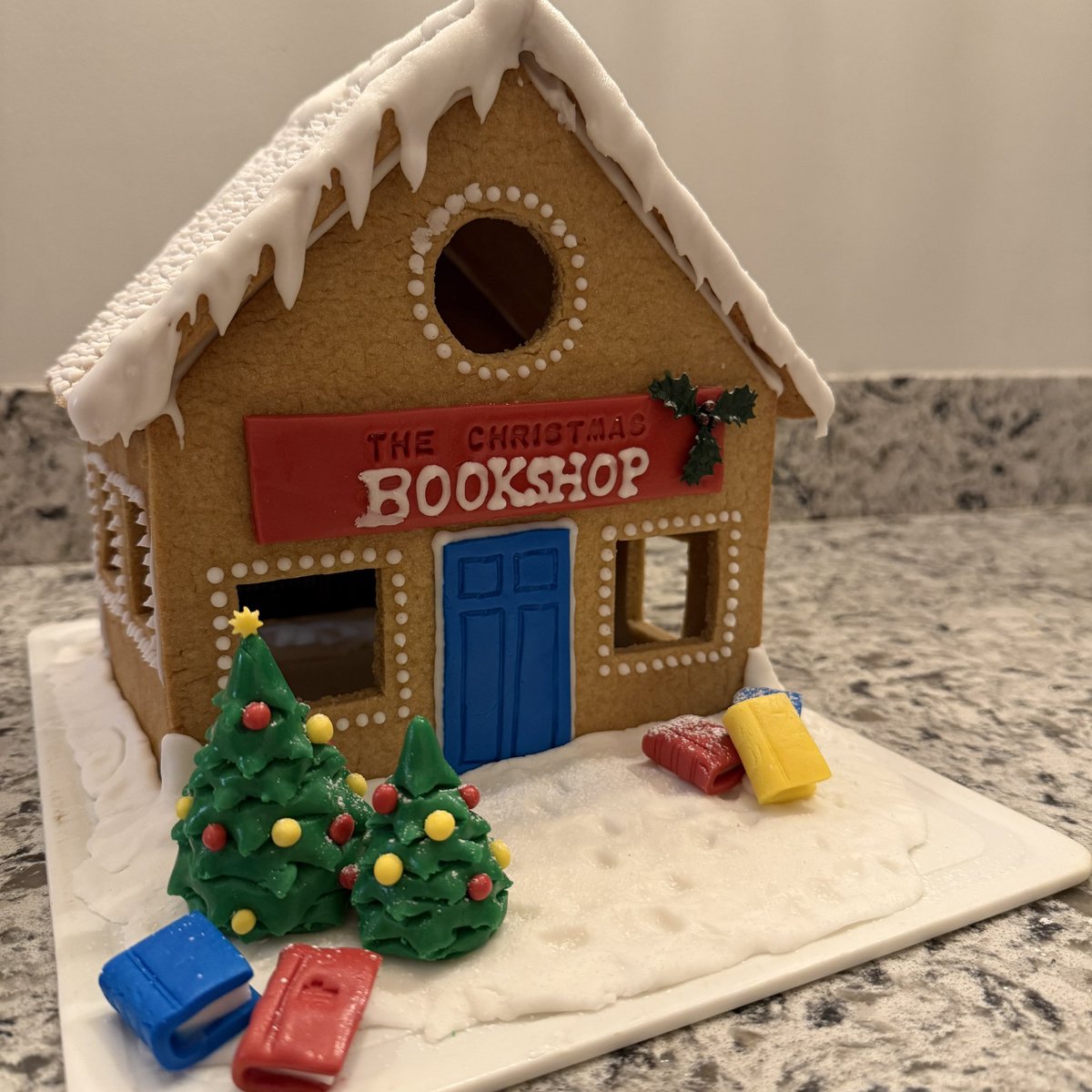 I have removed the supports and Here it is! Gingerbread bookshop ☺️