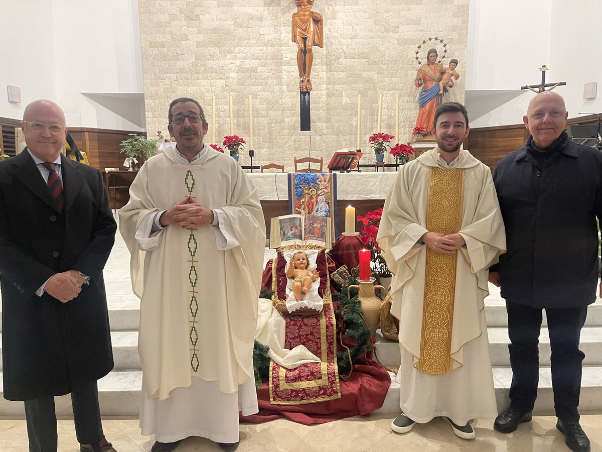 #MISIÓNDELAESPERANZA | Una representación de la junta de gobierno de nuestra hermandad ha participado en las Misas del Gallo celebradas en las parroquias de Jesús Obrero y San Pío X del Polígono Sur. En este acto, hemos llevado con orgullo el mensaje de #Esperanza a estos barrios