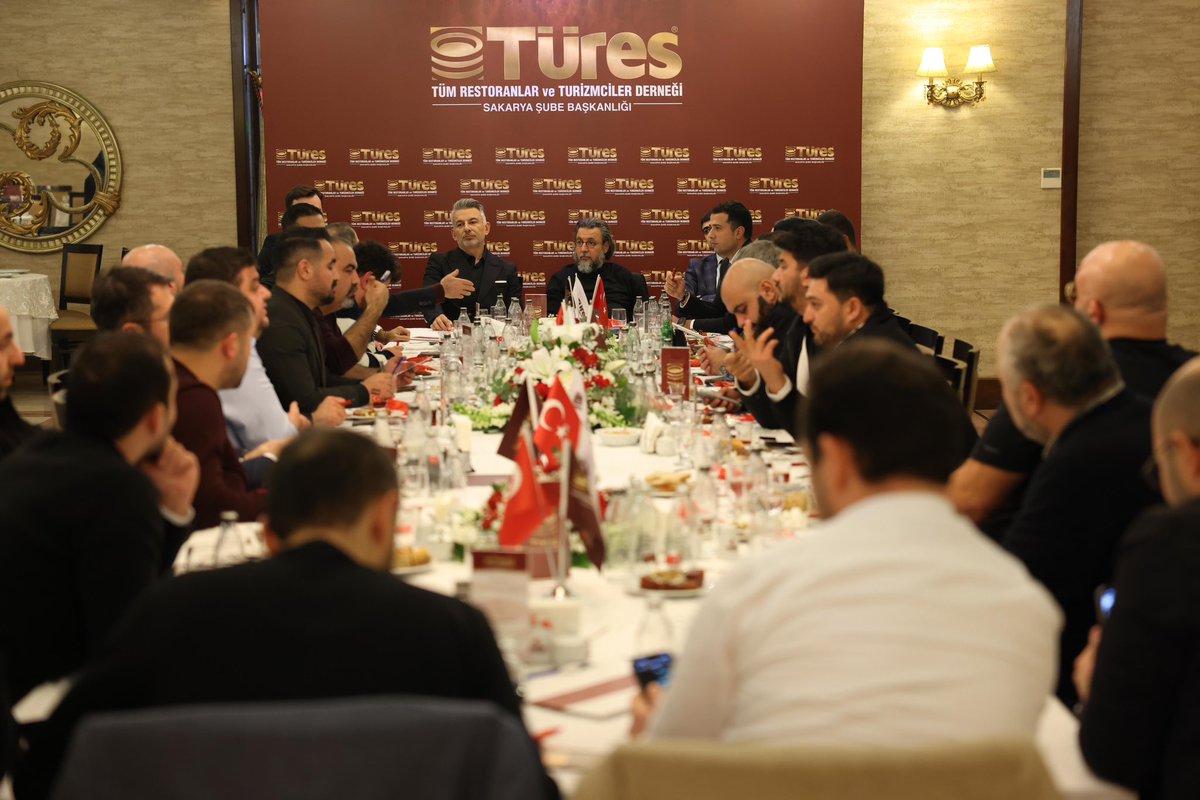 TuresDernegi's tweet photo. Yılın son TÜRES Yönetim Kurulu toplantısını, Genel Başkanımız @RamazanBingol’ün başkanlığında, Yönetim Kurulu üyemiz ve Sakarya Şube Başkanımız @buraktan54’ın işletmesi @TunaTanTesisler’nde yaptık. 

Toplantıda TÜRES Zirvesi, eğitim çalışmaları, sponsorluklar ve sektörümüze yönelik konularda istişarelerde bulunduk. Misafirperverliği için Burak Tan’a, @SakaryaTures ekibine ve Tunatan Tesisleri ailesine teşekkür ederiz.